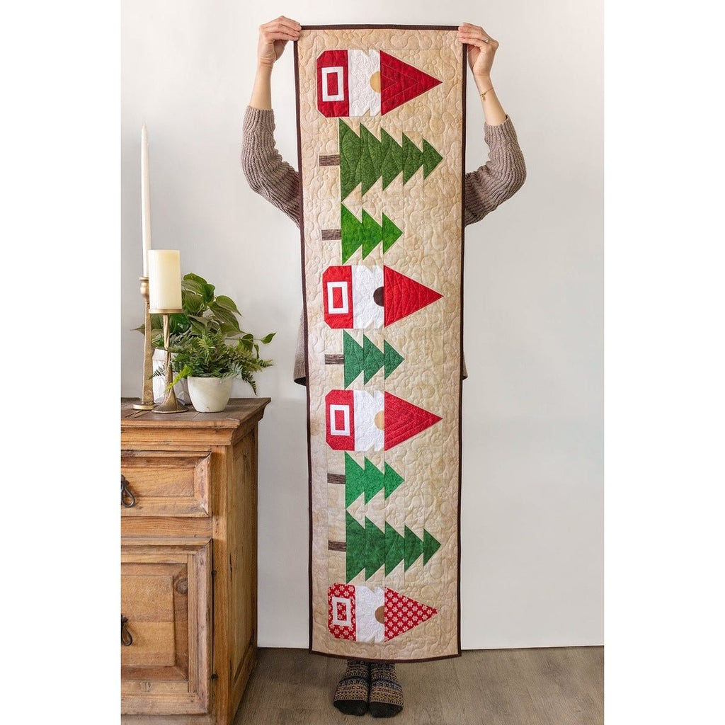 Set aus gestepptem Tischläufer mit festlichen Gnomen und Bäumen – vorgeschnitten, komplett mit Stoff, Muster und Rückseite – 40,6 x 157,7 cm