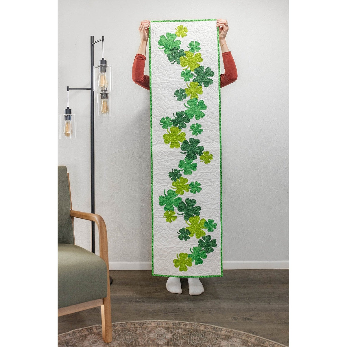St. Patrick's Day Sham-Rockin‘ 16" x 60" Tischläufer-Quilt-Set – Enthält vorgeschnittenen Stoff, Muster, Bindung und Rückseite – Perfekt für Anfänger, Mit 16" x 60" Kleeblättern