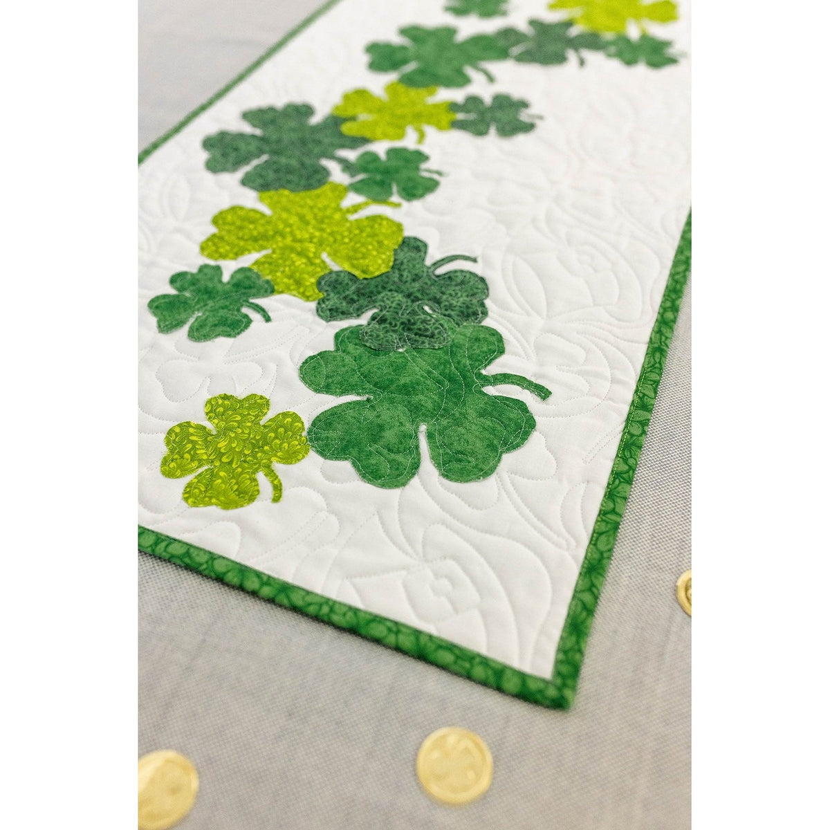 St. Patrick's Day Sham-Rockin‘ 16" x 60" Tischläufer-Quilt-Set – Enthält vorgeschnittenen Stoff, Muster, Bindung und Rückseite – Perfekt für Anfänger, Mit 16" x 60" Kleeblättern