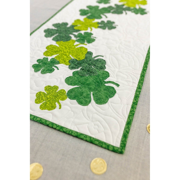 St. Patrick's Day Sham-Rockin‘ 16" x 60" Tischläufer-Quilt-Set – Enthält vorgeschnittenen Stoff, Muster, Bindung und Rückseite – Perfekt für Anfänger, Mit 16" x 60" Kleeblättern