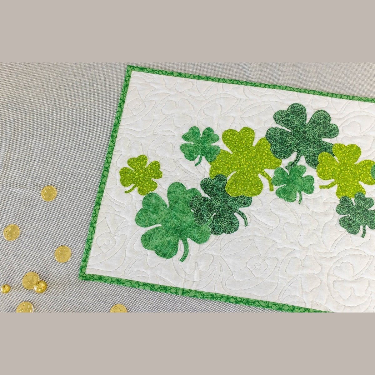 St. Patrick's Day Sham-Rockin‘ 16" x 60" Tischläufer-Quilt-Set – Enthält vorgeschnittenen Stoff, Muster, Bindung und Rückseite – Perfekt für Anfänger, Mit 16" x 60" Kleeblättern