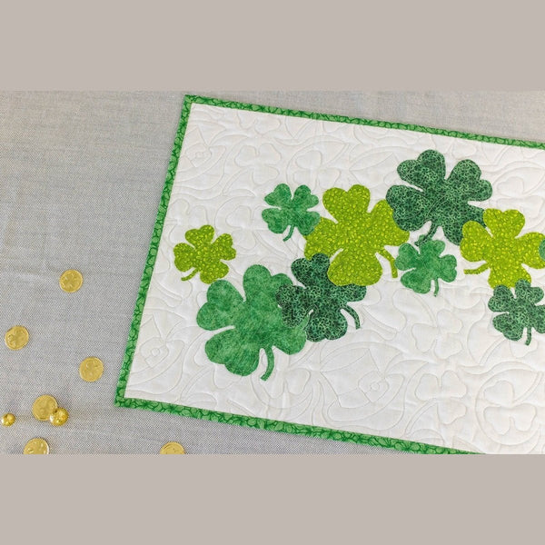 St. Patrick's Day Sham-Rockin‘ 16" x 60" Tischläufer-Quilt-Set – Enthält vorgeschnittenen Stoff, Muster, Bindung und Rückseite – Perfekt für Anfänger, Mit 16" x 60" Kleeblättern