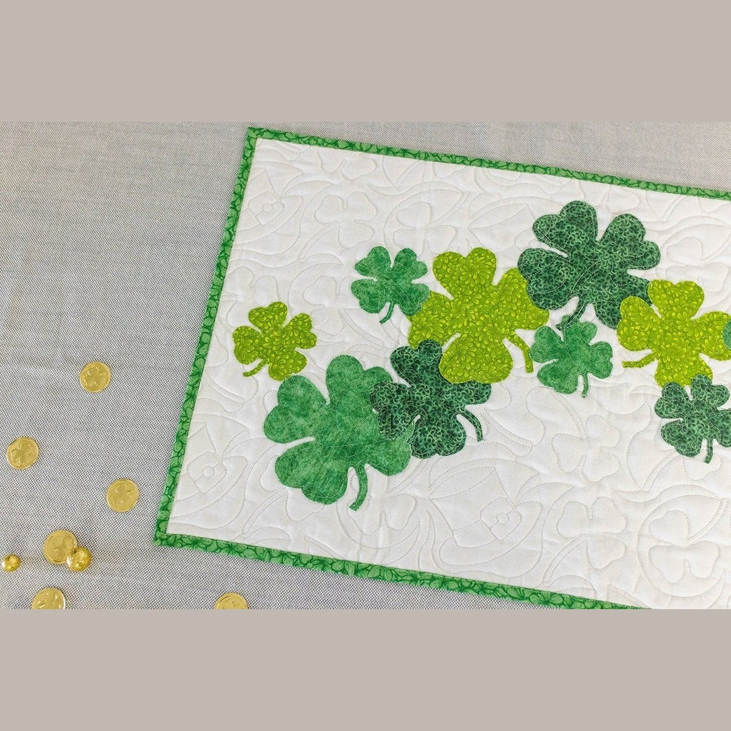 St. Patrick's Day Sham-Rockin‘ 16" x 60" Tischläufer-Quilt-Set – Enthält vorgeschnittenen Stoff, Muster, Bindung und Rückseite – Perfekt für Anfänger, Mit 16" x 60" Kleeblättern