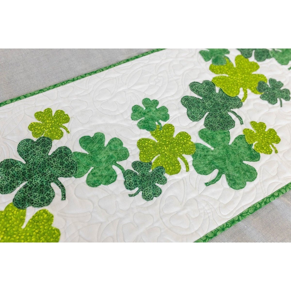 St. Patrick's Day Sham-Rockin‘ 16" x 60" Tischläufer-Quilt-Set – Enthält vorgeschnittenen Stoff, Muster, Bindung und Rückseite – Perfekt für Anfänger, Mit 16" x 60" Kleeblättern