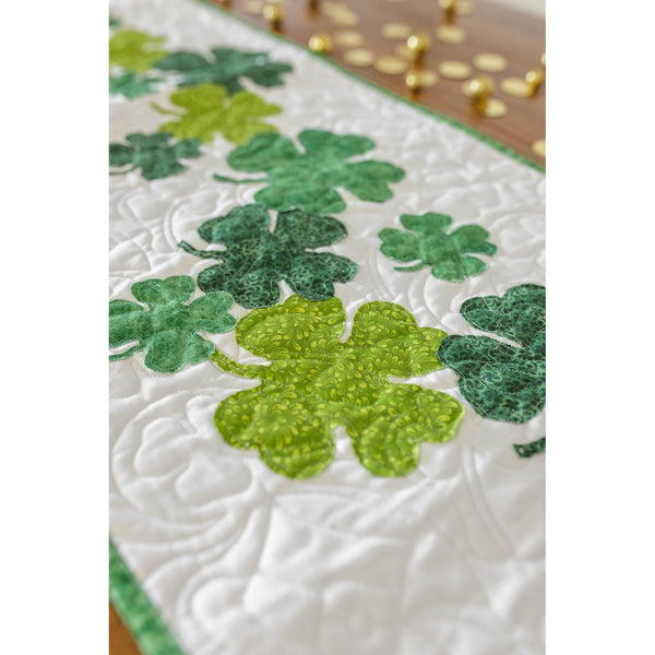 St. Patrick's Day Sham-Rockin‘ 16" x 60" Tischläufer-Quilt-Set – Enthält vorgeschnittenen Stoff, Muster, Bindung und Rückseite – Perfekt für Anfänger, Mit 16" x 60" Kleeblättern