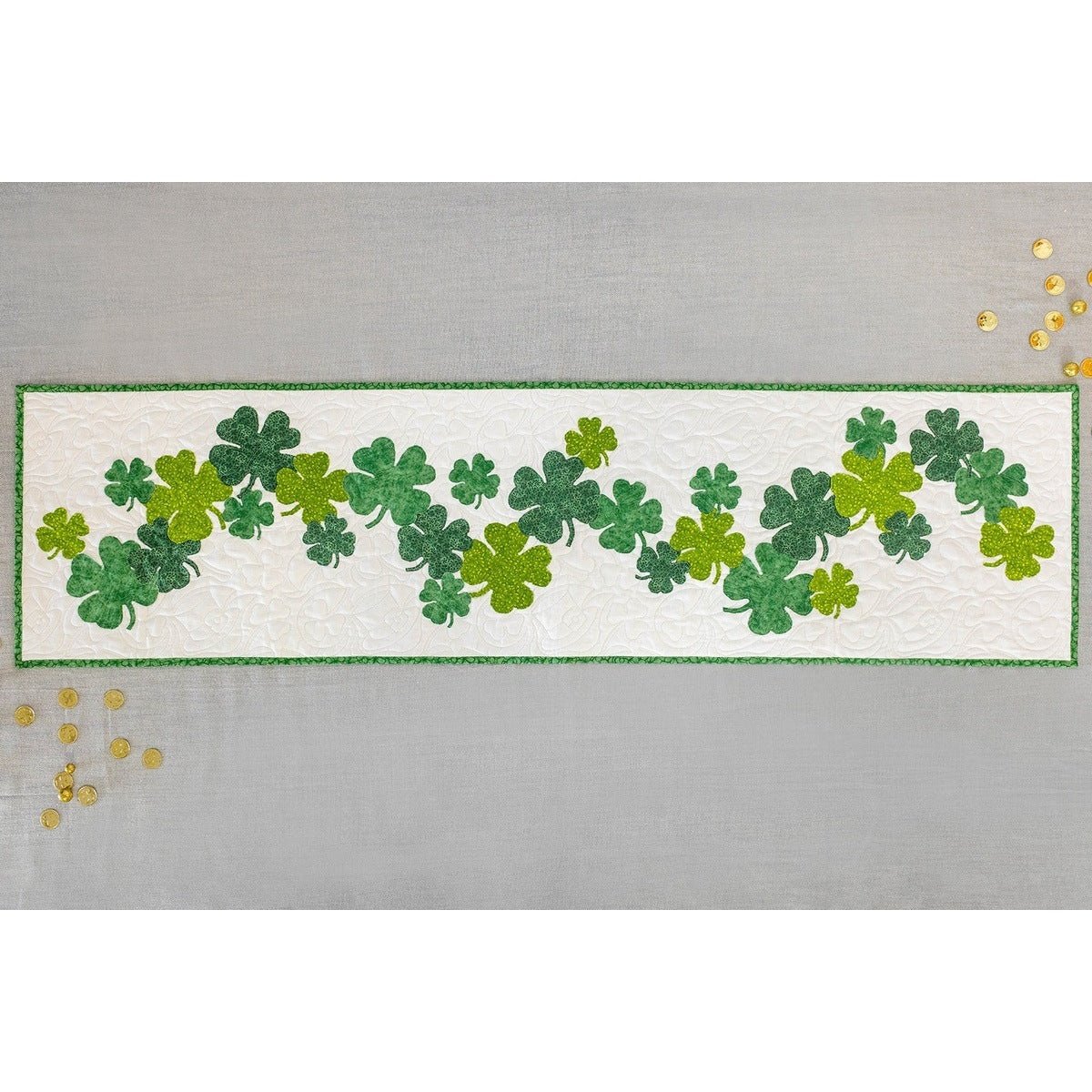 St. Patrick's Day Sham-Rockin‘ 16" x 60" Tischläufer-Quilt-Set – Enthält vorgeschnittenen Stoff, Muster, Bindung und Rückseite – Perfekt für Anfänger, Mit 16" x 60" Kleeblättern