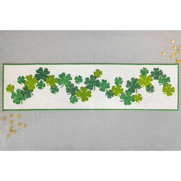 St. Patrick's Day Sham-Rockin‘ 16" x 60" Tischläufer-Quilt-Set – Enthält vorgeschnittenen Stoff, Muster, Bindung und Rückseite – Perfekt für Anfänger, Mit 16" x 60" Kleeblättern