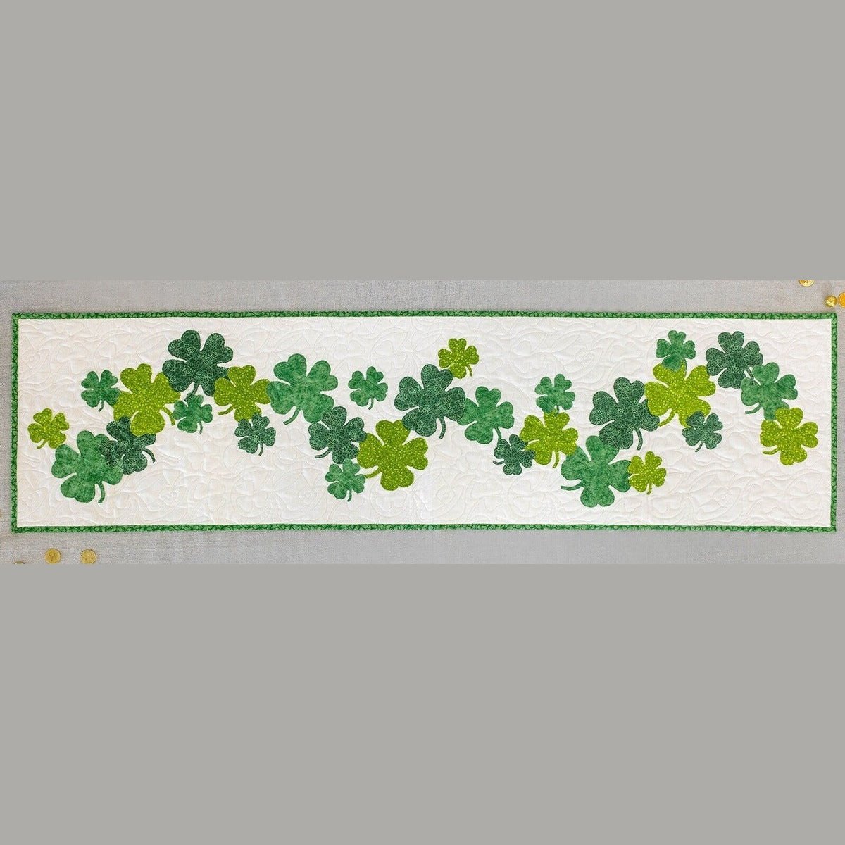 St. Patrick's Day Sham-Rockin‘ 16" x 60" Tischläufer-Quilt-Set – Enthält vorgeschnittenen Stoff, Muster, Bindung und Rückseite – Perfekt für Anfänger, Mit 16" x 60" Kleeblättern