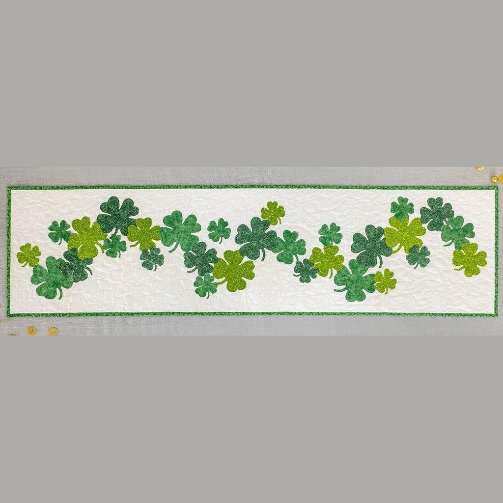 St. Patrick's Day Sham-Rockin‘ 16" x 60" Tischläufer-Quilt-Set – Enthält vorgeschnittenen Stoff, Muster, Bindung und Rückseite – Perfekt für Anfänger, Mit 16" x 60" Kleeblättern